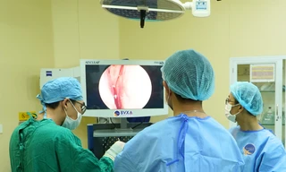 Tự điều trị đau đầu và sụp mí mắt, bệnh nhân nguy kịch