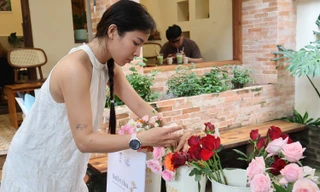 Cà phê cùng ‘buffet hoa’, trào lưu mới cho bạn trẻ Sài Gòn