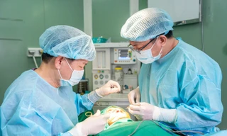 Giải cứu cụ bà 100 tuổi thoát ‘khối bướu quỷ’ đeo bám suốt 3 thập kỷ