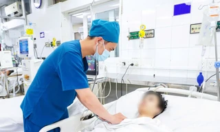 Nhiều trẻ nguy kịch vì sốt xuất huyết 'trái mùa' ở TPHCM