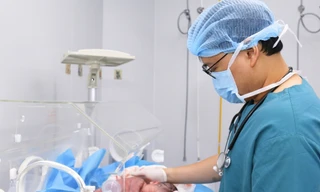 Tự vượt biển lúc nửa đêm, mẹ con sản phụ thoát 'cửa tử' trong gang tấc