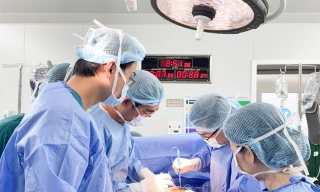 Hai bệnh viện đầu ngành phối hợp mổ bóc khối u 12kg, bảo toàn cơ hội làm mẹ cho cô gái 