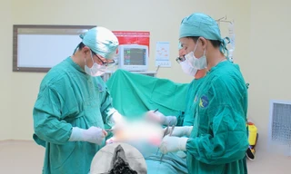 Tự điều trị chấn thương sau tai nạn giao thông, người đàn ông nguy kịch