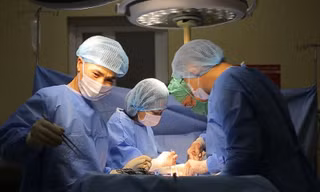 Mẹ con sản phụ suýt tử vong vì nhau cài răng lược