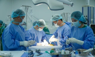 Thiếu tá quân y hôn mê sâu thoát chết nhờ lá gan của người anh