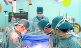 Đại phẫu ‘2 trong 1’ cứu bệnh nhi mắc bệnh lý kép hiếm gặp
