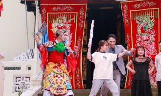 Bạn trẻ TP. HCM thích thú khám phá nghệ thuật hát bội