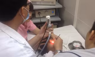 Thủng màng nhĩ ở trẻ: Hiểm họa từ thói quen tưởng như vô hại