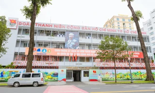 Đường phố TP. HCM rợp bóng cờ hoa trước ngày Quốc khánh 2/9 