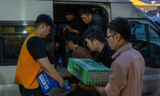 Những chuyến xe ‘đầy ắp tình thương’ của các bạn trẻ TP. HCM đến với bà con vùng bão lũ