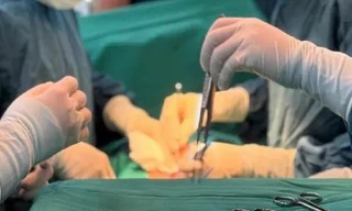 Bỏ khám thai định kỳ, mẹ con sản phụ nguy kịch vì vỡ tử cung 