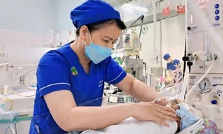 Cứu sống bé trai Hàn Quốc nguy kịch vì sinh non
