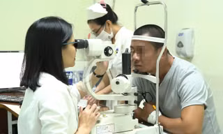 Suýt mù vì bị đâm rách nhãn cầu, cảnh báo về tai nạn lao động mùa Tết