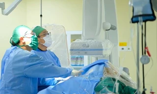 Cụ bà bị nhồi máu cơ tim cấp sau khi tiêm tại nhà