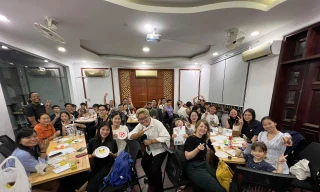 Những người trẻ mở lối học nói tiếng Anh cho cộng đồng