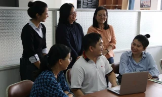 Bạn trẻ tận mắt xem hoạt động đặc biệt của người khiếm thị tại Thư viện Sách nói