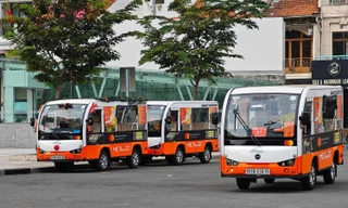 TPHCM sốt ruột tìm đường cho xe điện du lịch bị 'khóa bánh' 