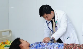 Bác sĩ Việt Nam 2 lần giúp bé gái Campuchia thoát 'cửa tử'