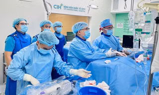 Bác sĩ Việt 'bung dù' bịt lỗ thông trong tim cứu bệnh nhân Campuchia