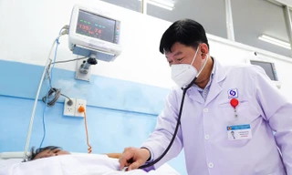 Cứu sống một 'thương hồ' đột quỵ giữa sông Sài Gòn