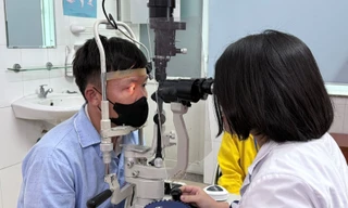 Nam thanh niên bị liệt mắt vì hội chứng di truyền ‘xưa nay hiếm’
