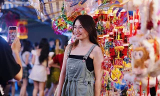 Phố lồng đèn TP. HCM tấp nập bạn trẻ tới check-in trước thềm Trung Thu