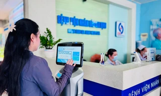 Bệnh viện tại TPHCM đưa robot tích hợp AI vào phục vụ người bệnh