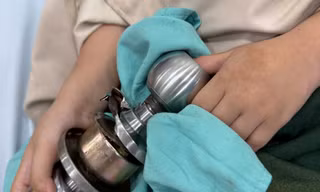 Bệnh nhi ‘ôm’ ổ khóa nhập viện cấp cứu, bác sĩ phát cảnh báo khẩn