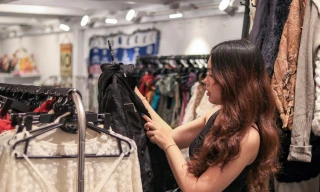 Giới trẻ mua đồ secondhand không chỉ vì rẻ