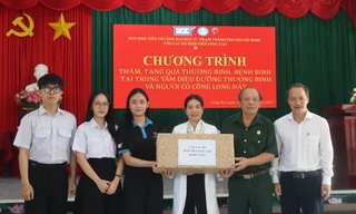 Sinh viên mang niềm vui đến thương bệnh binh 