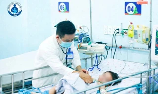 BS Dư Tuấn Quy thăm khám cho trẻ mắc bệnh tay chân miệng