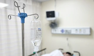 Người bệnh được bù dịch gấp trong tình huống ngộ độc thực phẩm. Ảnh: BVCC