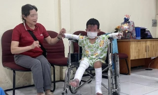 Bé trai 5 tuổi sống sót kỳ diệu sau vụ cả gia đình bị phóng hỏa