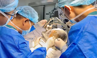 Đặt điện cực não sâu cứu thiếu nữ bị động kinh kháng thuốc
