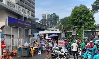 Hàng rong bủa vây bệnh viện, chính quyền phường hành động nửa vời