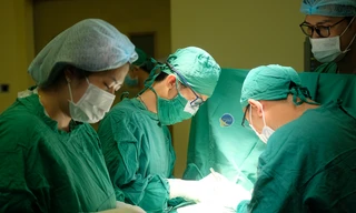 Nam công nhân suýt lìa đầu vì bị cửa thang máy kẹp cổ