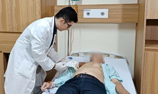 Người đàn ông lở loét vùng ngực vì… ung thư vú