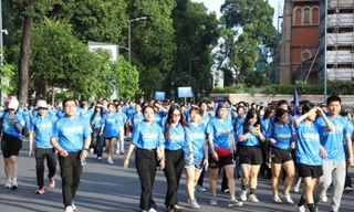 Bạn trẻ TP. HCM hưởng ứng chương trình đi bộ hữu nghị