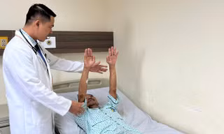 Chồng đột quỵ vợ dùng kim chích, bác sĩ cảnh báo 'mẹo vặt chết người'