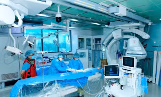 Các bác sĩ Bệnh viện Đa khoa Quốc tế S.I.S Cần Thơ can thiệp cho người bệnh
