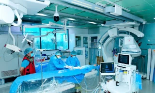 Các bác sĩ Bệnh viện Đa khoa Quốc tế S.I.S Cần Thơ can thiệp cho người bệnh