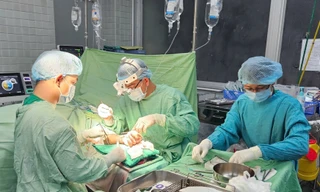  Mất 12 giờ nối thành công hai bàn tay người đàn ông bị hàng xóm chém đứt lìa