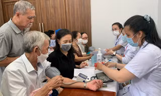 Người dân TP.HCM nô nức đi khám bệnh miễn phí trong Ngày Sức khỏe toàn dân