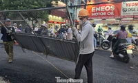 Hà Nội: Tháo dỡ tôn quây thi công, giải phóng nút thắt 'cổ chai' trên đường Nguyễn Tuân 