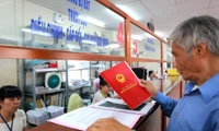 Vì sao Hà Nội yêu cầu photo sổ đỏ khiến người dân bức xúc?