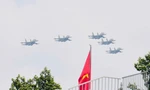 Máy bay Không quân Việt Nam mang cờ Đảng, Tổ quốc bay trên Quảng trường Ba Đình 
