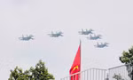Máy bay Không quân Việt Nam mang cờ Đảng, Tổ quốc bay trên Quảng trường Ba Đình 