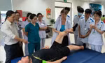 Mỗi bác sĩ, nhân viên y tế chữa bệnh cho du khách là một đại sứ du lịch của Đà Nẵng Ảnh: T.H