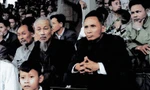 Präsident Ho Chi Minh und Premierminister Pham Van Dong besuchten das Eröffnungsspiel im Hang Day-Stadion zwischen der Mannschaft aus Phnom Penh (Kambodscha) und der Mannschaft aus Hai Phong. (Foto: Vien Hong Quang, Farbrekonstruktion aus dem VNA-Archivfoto)