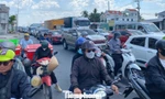 Người dân ùn ùn quay trở lại TPHCM chiều mùng 4 Tết, quốc lộ, cao tốc chật kín phương tiện